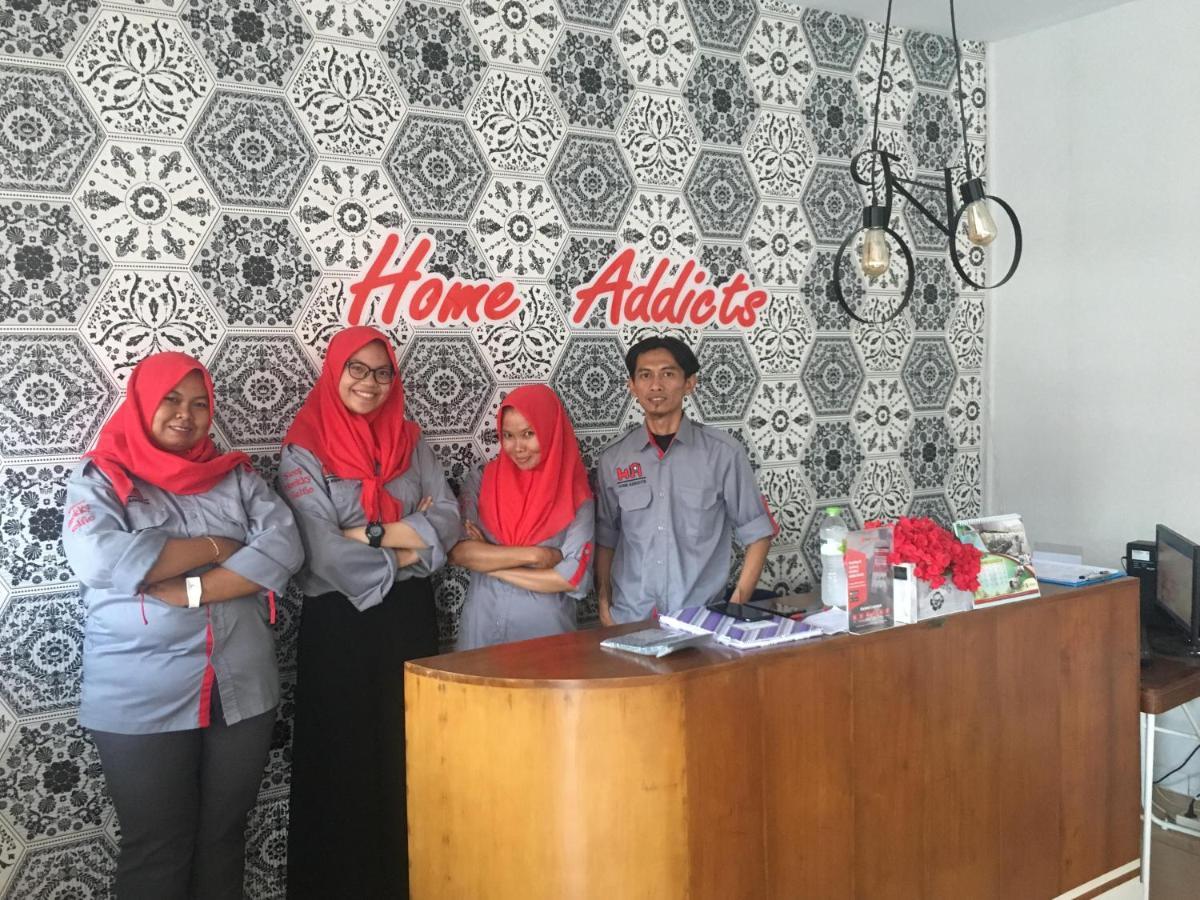 Home Addicts Hostel Yogyakarta Bagian luar foto