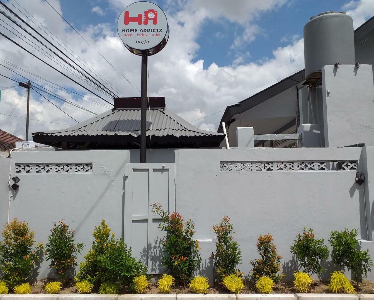 Home Addicts Hostel Yogyakarta Bagian luar foto